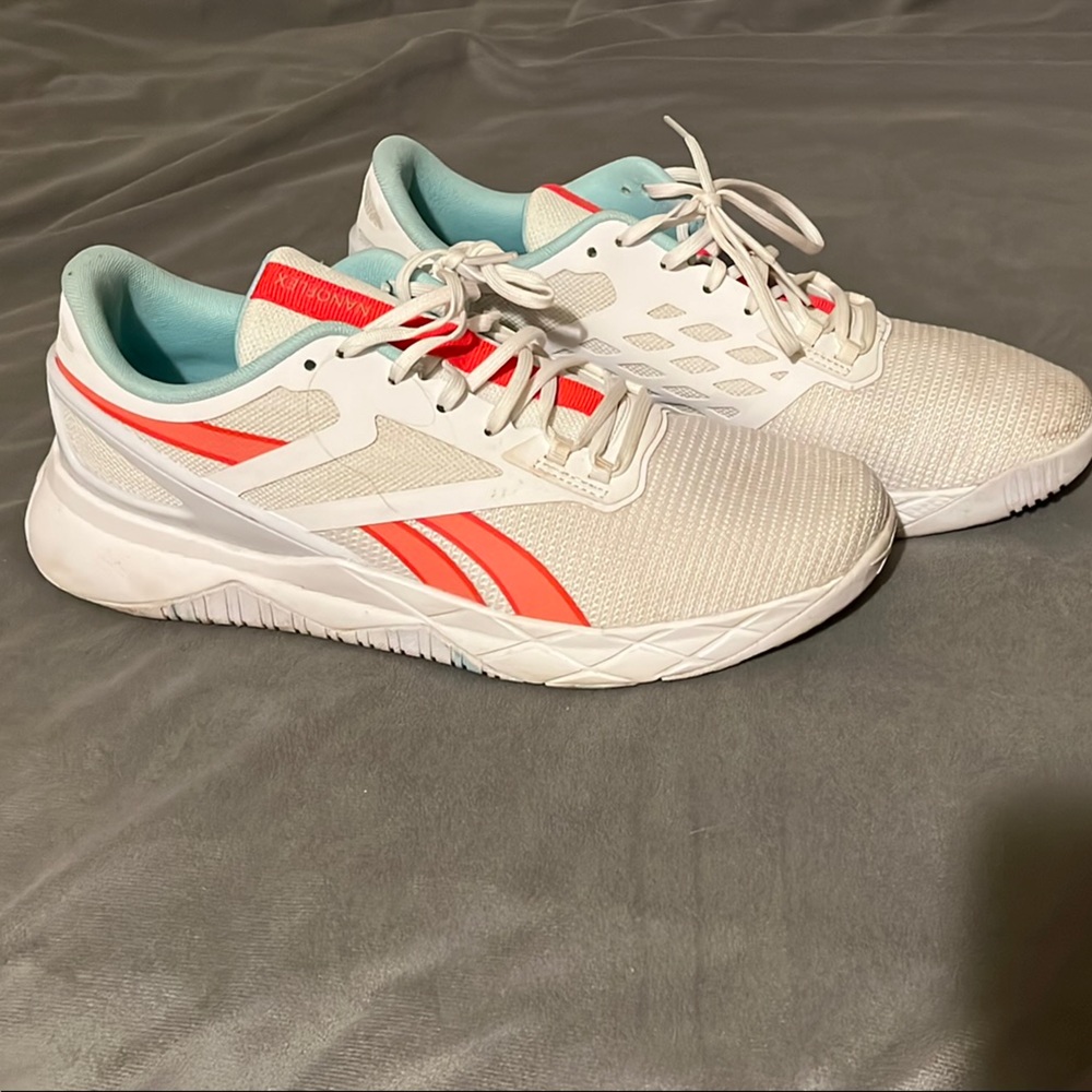 White Athletic Shoes with Cushioned Sole and Breathable Fabric